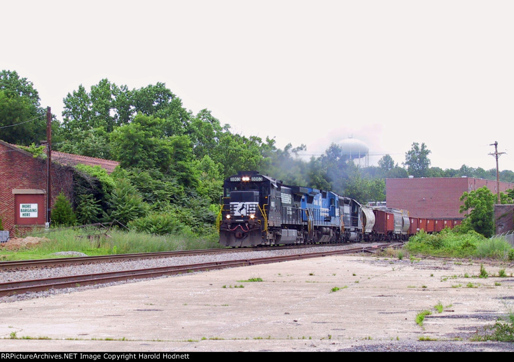 NS 8863 lead a westbound train, likely 135